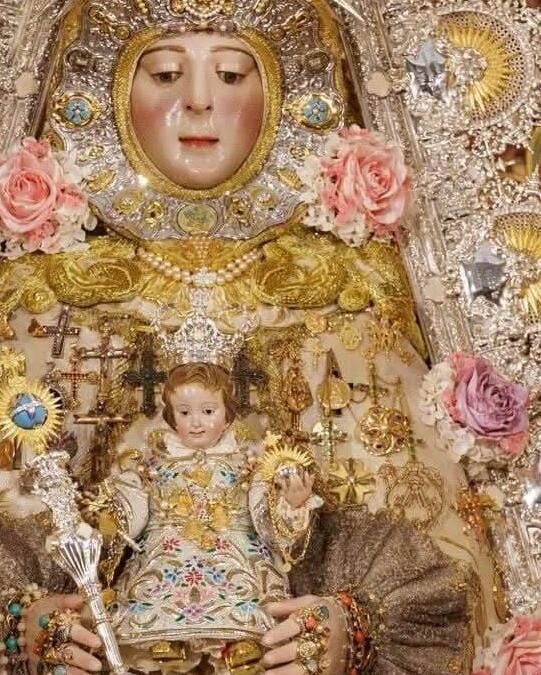 El camino se ensancha y se hace más humano, bajo el amparo de la Santísima Virgen del Rocío.